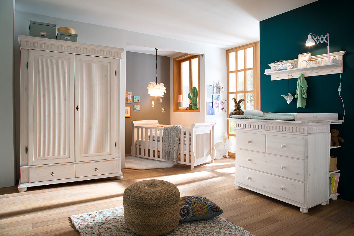 
                  
                    Babyzimmer 5 tlg. Kiefer massiv weiss lasiert Landhausstil - Helsinki
                  
                