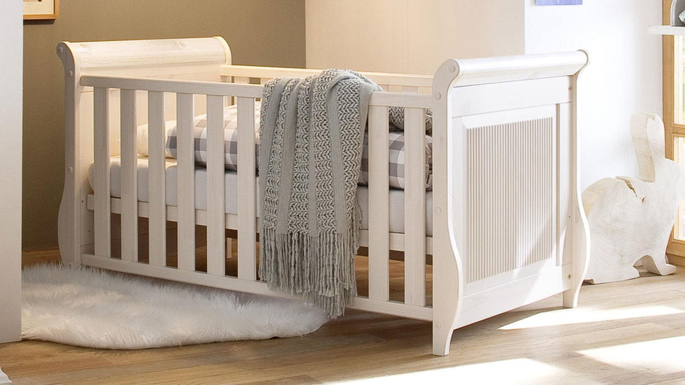 
                  
                    Babyzimmer 5 tlg. Kiefer massiv weiss lasiert Landhausstil - Helsinki
                  
                