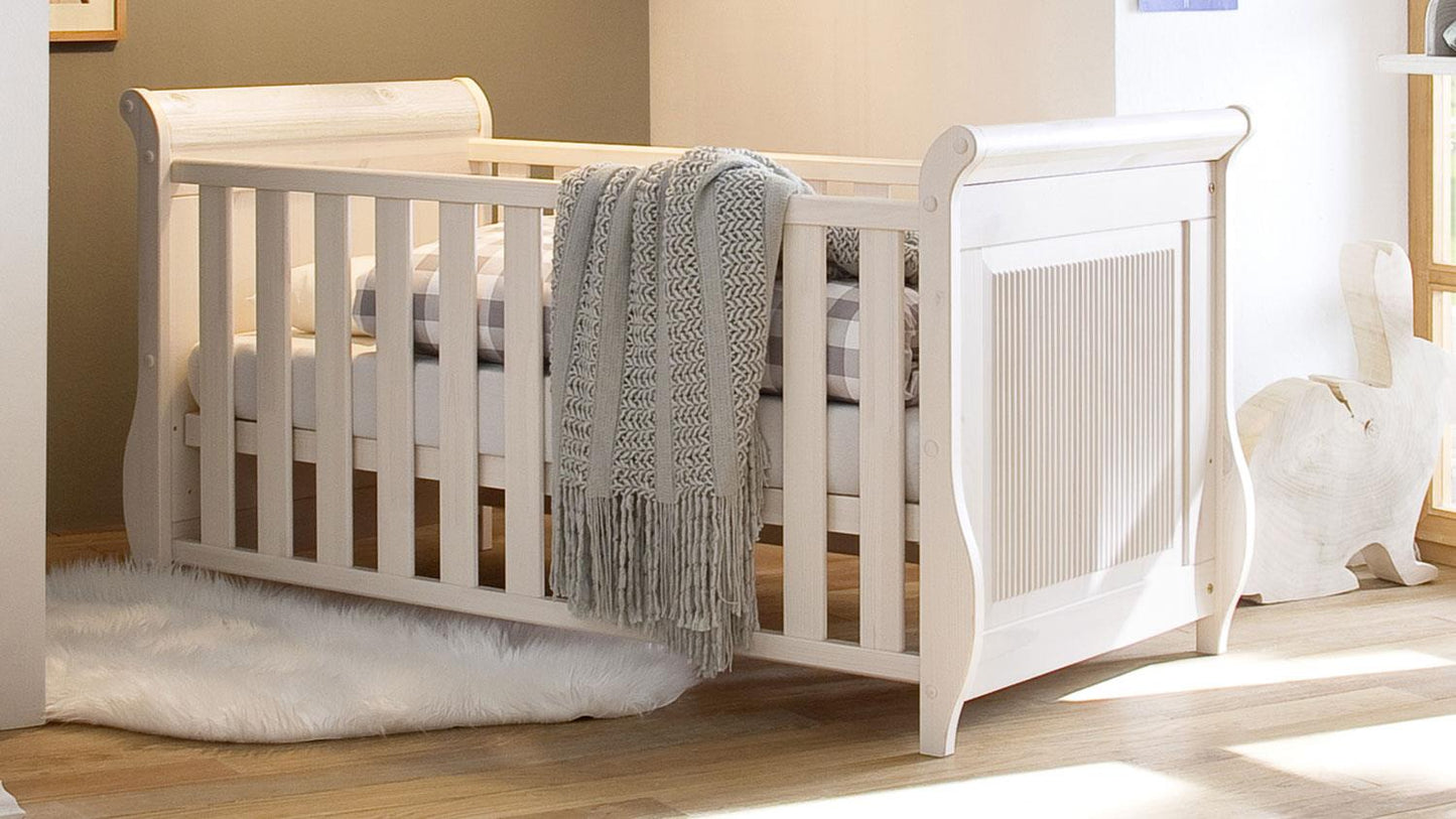 
                  
                    Babyzimmer 5 tlg. Kiefer massiv weiss lasiert Landhausstil - Helsinki
                  
                