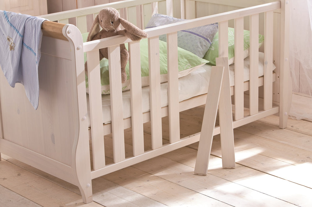 
                  
                    Babyzimmer 5 tlg. Kiefer massiv weiss lasiert Landhausstil - Helsinki
                  
                