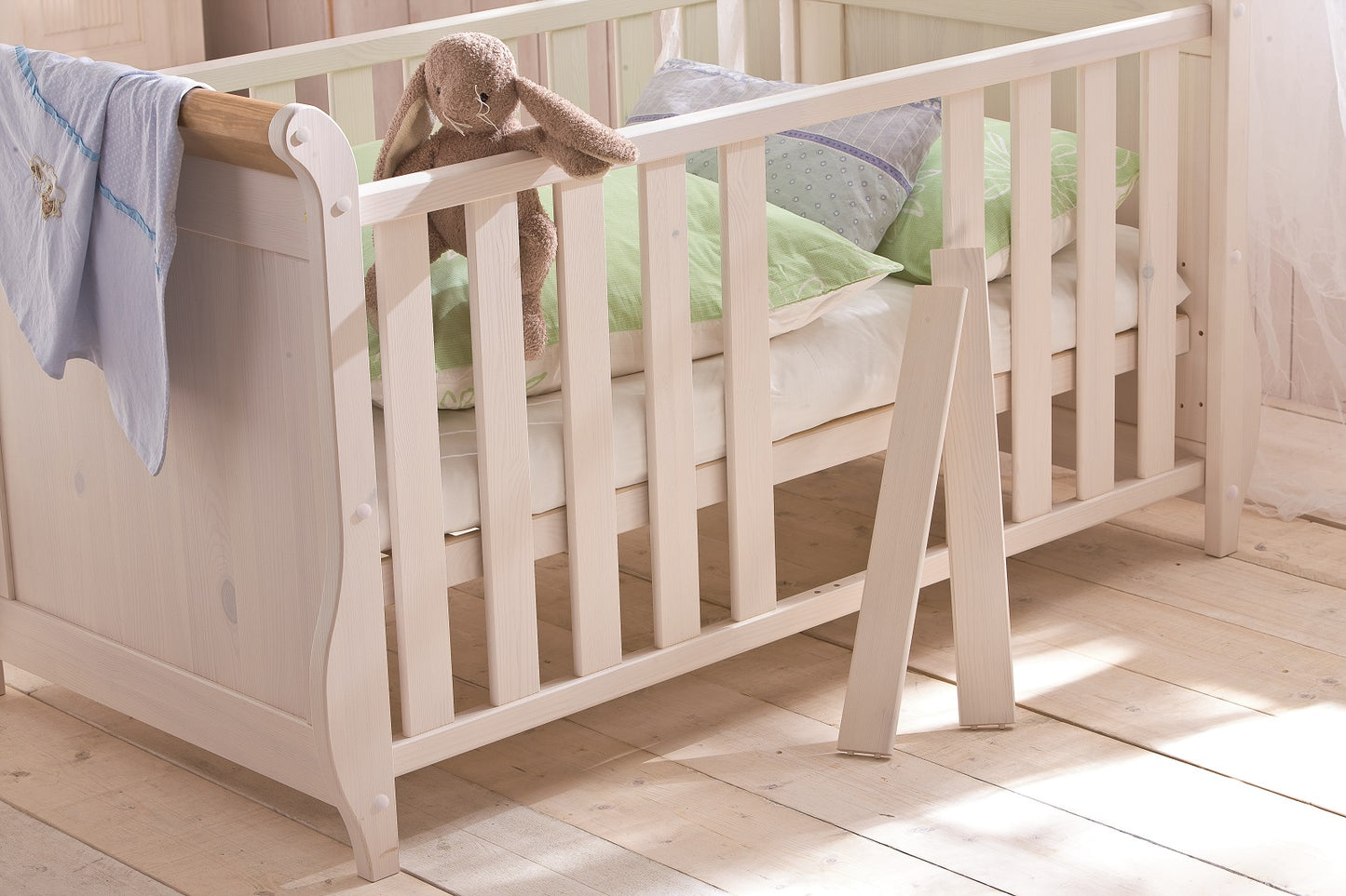 
                  
                    Babyzimmer 5 tlg. Kiefer massiv weiss lasiert Landhausstil - Helsinki
                  
                