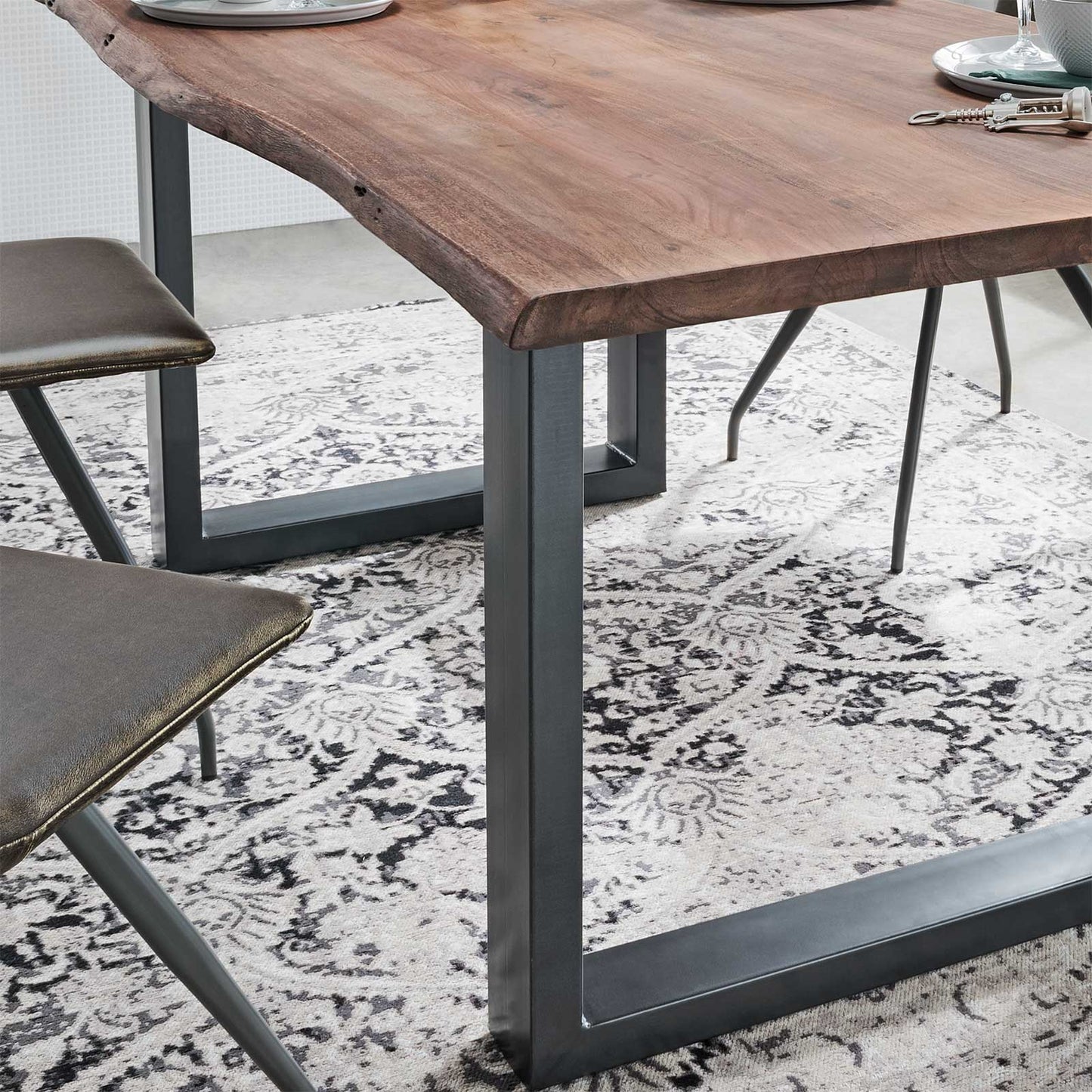 
                  
                    Esstisch 180 x 90 cm Baumkante 25 mm Akazie massiv walnuss Gestell anthrazit - AroX
                  
                