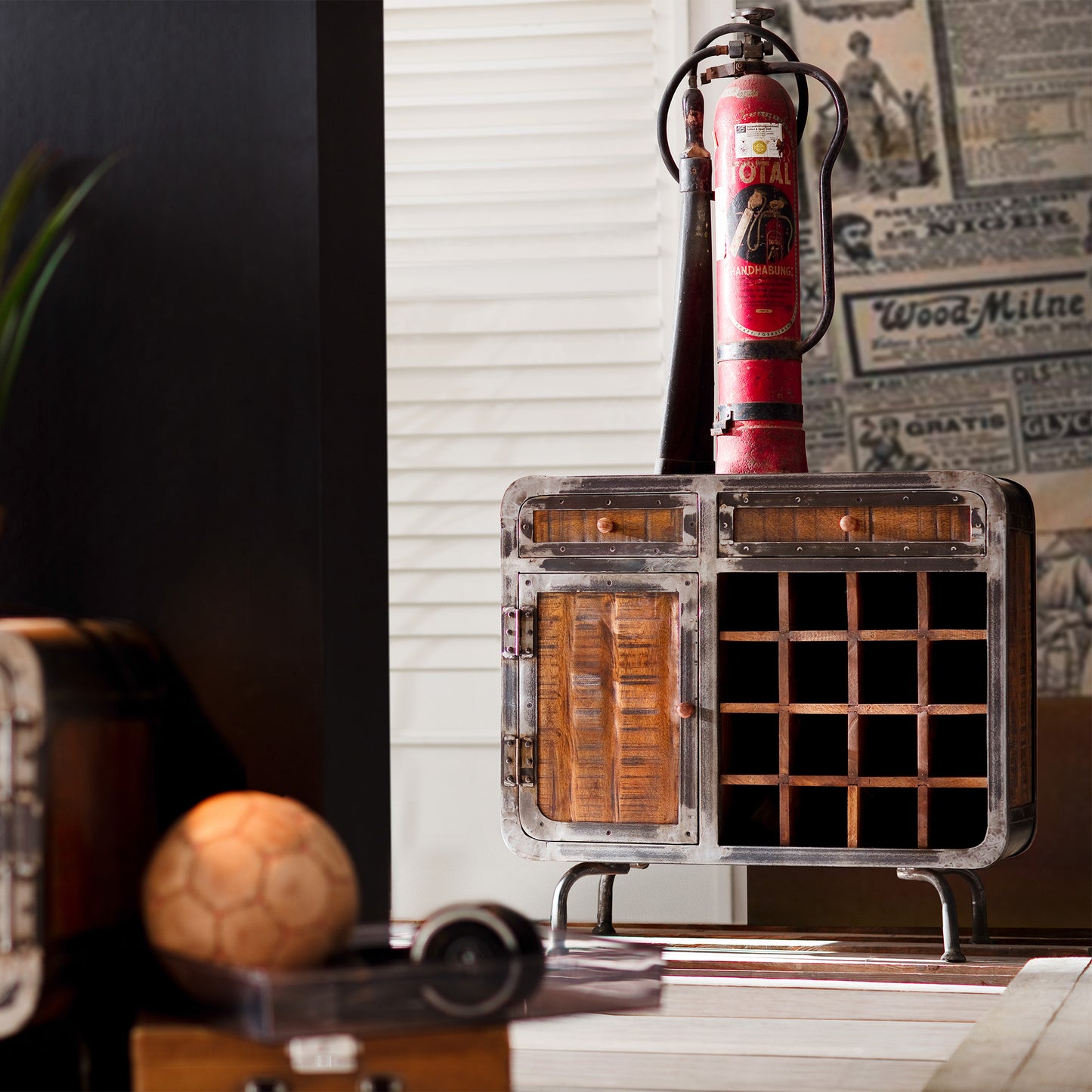 Weinregal aus massivem Mangoholz im Industrial-Style